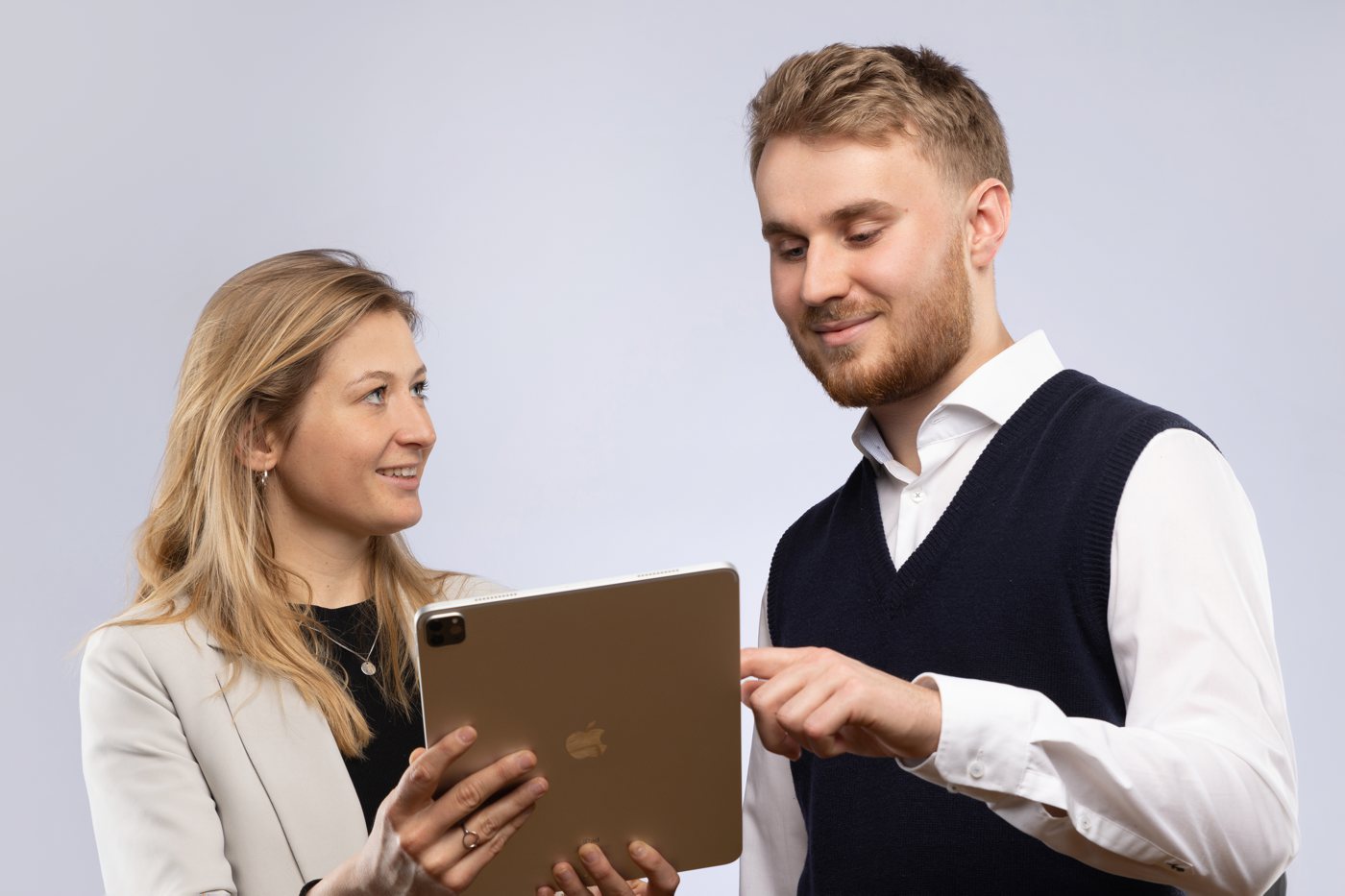 Zwei Teammitglieder besprechen ein Projekt am Tablet