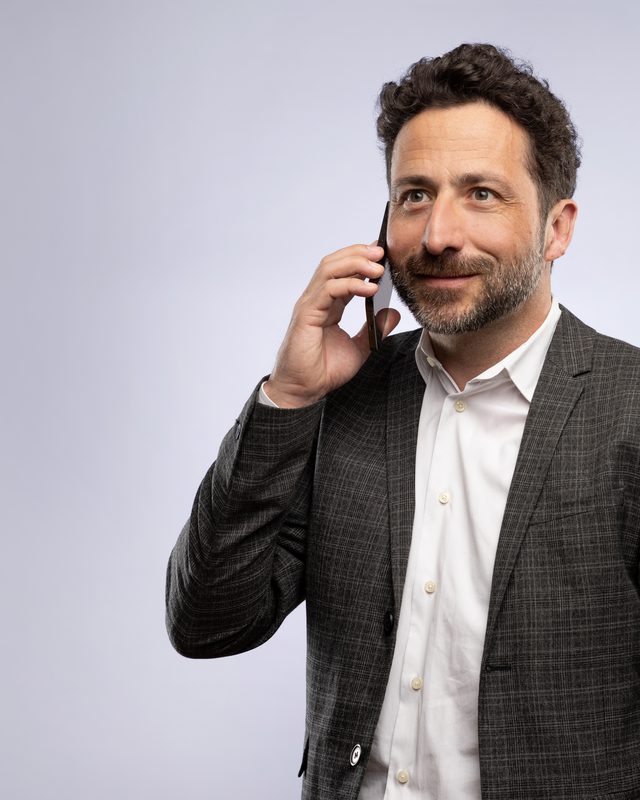 Gieri Cathomas telefoniert