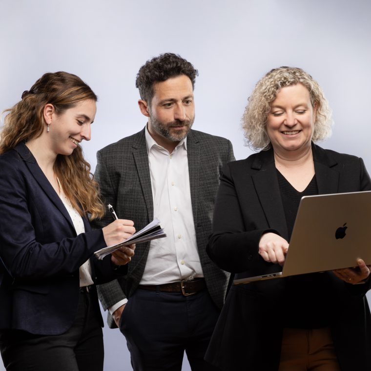 Drei Mitglieder des Sustainable-Health-Teams im Gespr&auml;ch